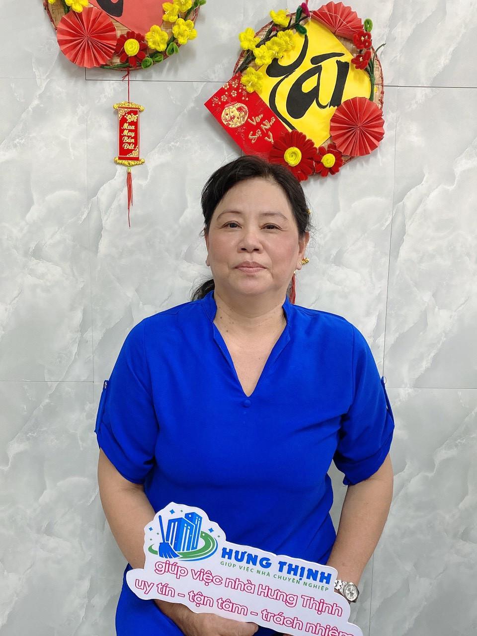 Chị Lắng đang tìm việc làm bao ăn ở lại ạ, chị là người miền tây, sinh năm 1972