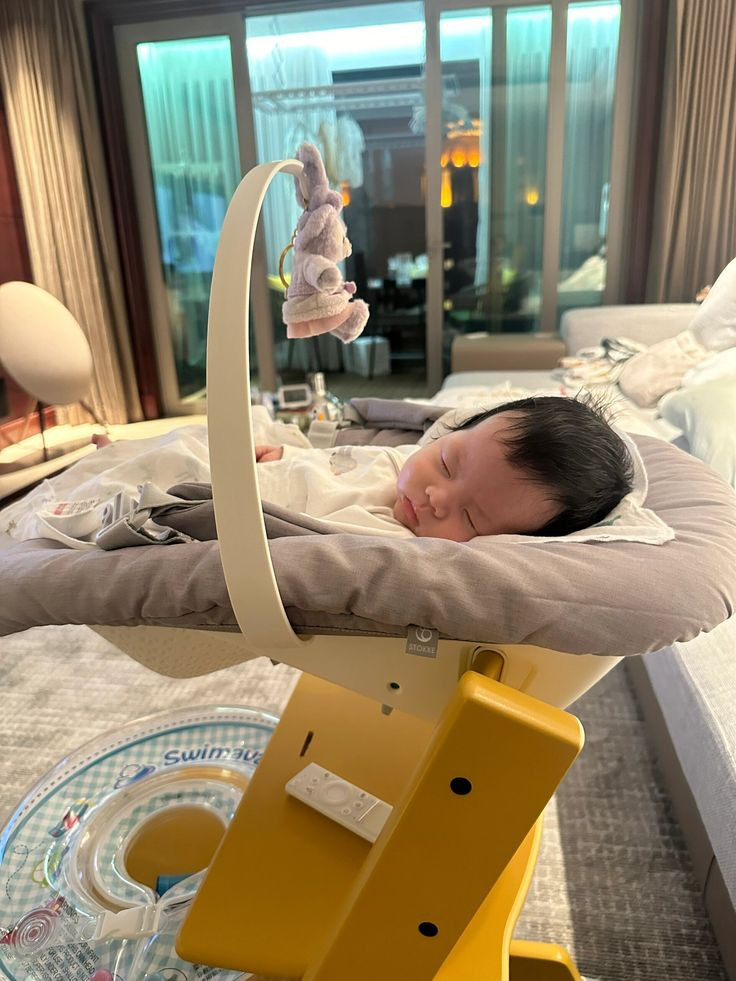 Em cần chị chăm em bé 5  tháng bao ăn ở lại, làm tại Quận Phú Nhuận, TPHCM.